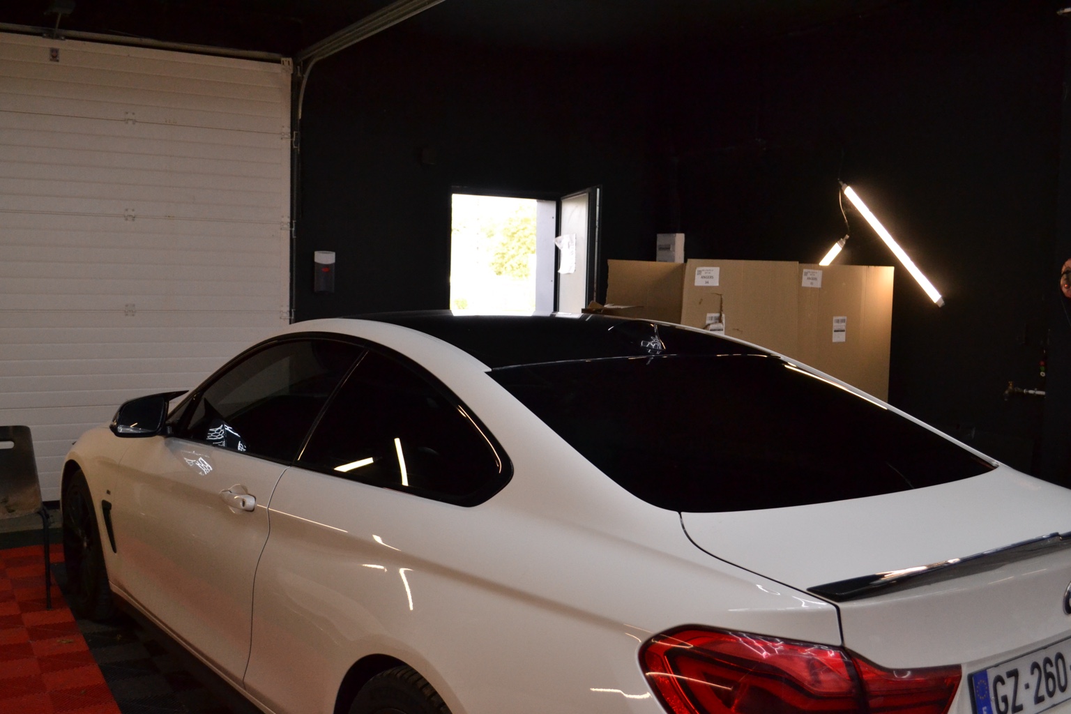 BMW blanche équipée de vitres teintées
